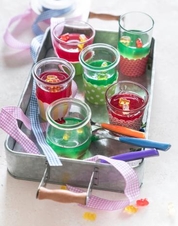 Mini-Wackelpudding mit Gummibärchen in mehreren Gläschen.