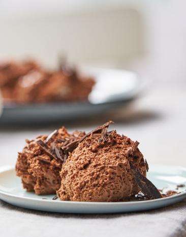 Mousse au Chocolat auf einem Teller angerichtet.