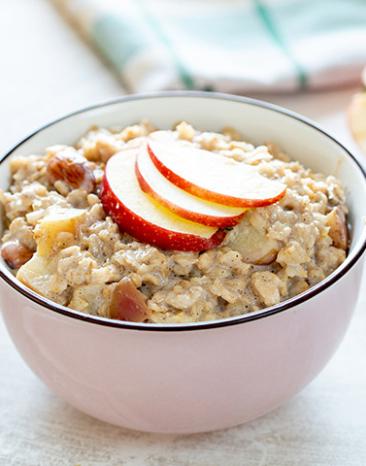 Müsli mit Äpfeln in einer Schale.