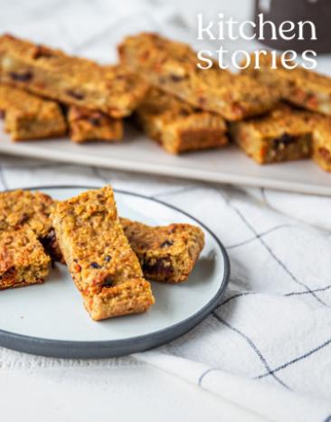 Mehrere Müsliriegel mit Cranberry und Goji-Beeren auf einem Teller.