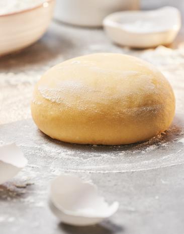 Nudelteig auf einer bemehlten Arbeitsfläche.