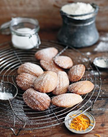 Orangen-Madeleines auf einem Gitter angerichtet. 