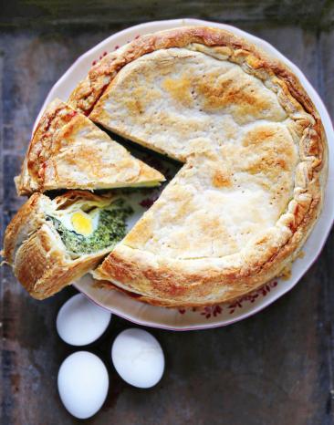Ostertorte mit Spinat und Eiern