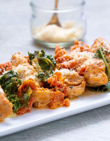 Parmesanhähnchen auf einem Servierteller.