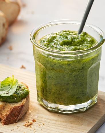 Pesto alla Genovese im Glas mit einem Löffel.
