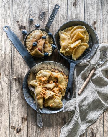 Dreierlei Piroggen mit Fleisch, Frischkäse oder Blaubeerfüllung