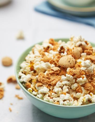 Popcorn süß in einer Schüssel.
