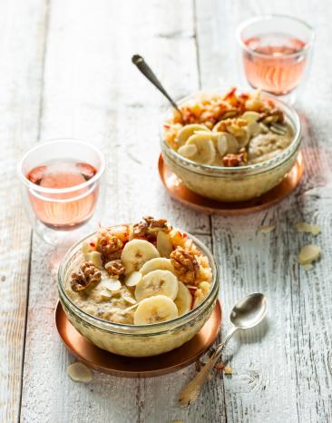 Glutenfreies Porridge mit Mandeldrink und Obst