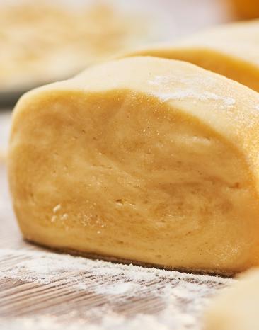 Quark-Öl-Teig auf einer bemehlten Arbeitsfläche.