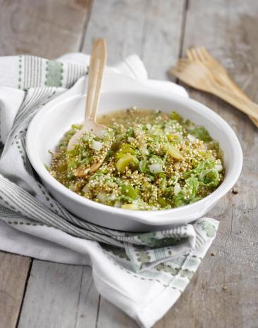 Quinoa-Topf mit Lauch und Chinakohl in einem tiefen Teller
