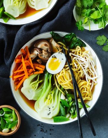 Zwei Schüsseln befüllt mit vegetarischer Ramen-Suppe