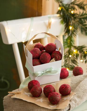 Ratz-Fatz-Pralinen mit Amaretto in einer Schachtel und auf einem Tisch.