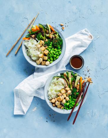 Reisbandnudeln mit Gemüse und Sojasoße in zwei Schalen