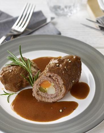 Rinderroulade im Cookit auf einem Teller mit Sauce.