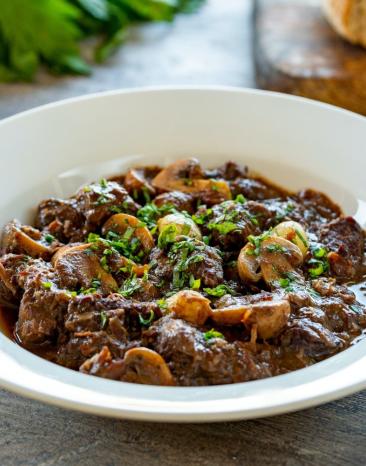 Rindergulasch auf einem Teller.