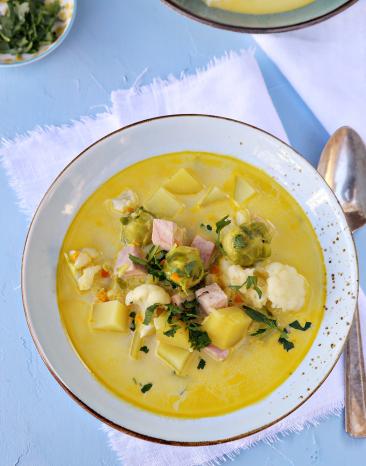 Rosenkohl-Eintopf mit Kasseler in einem Suppenteller.