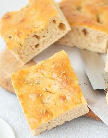 Rosmarin-Foccacia in Stücken mit Tomate.