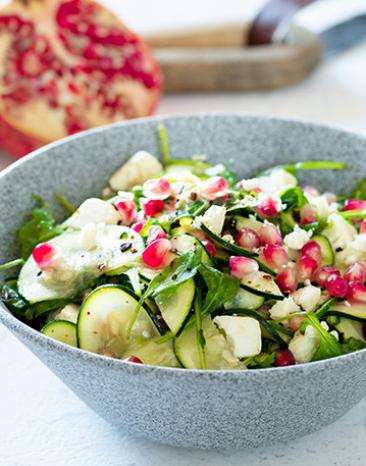 Salat mit Zucchini Feta und Minze