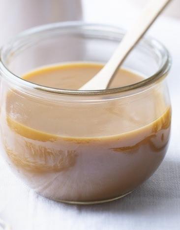 Salzbutter Karamellcreme in einem Gläschen.
