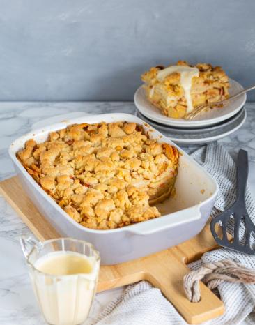 Scheiterhaufen in Auflaufform, Stück auf Teller, Vanillesauce in Glas