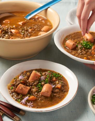 Schwäbische Linsensuppe auf zwei tiefen Tellern