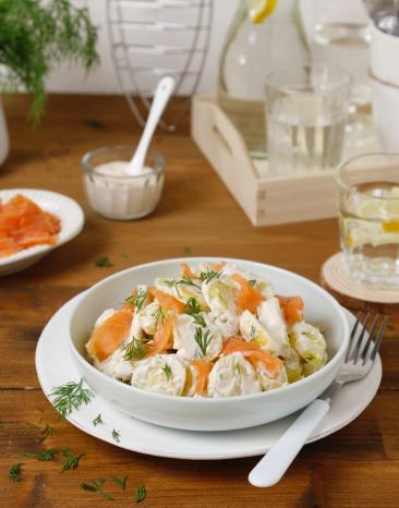 Schwedischer Kartoffelsalat mit Lachs auf einem Teller