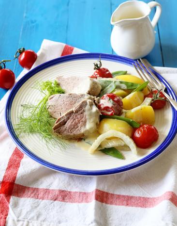 Schweinefilet mit Fenchelgemüse auf einem Teller angerichtet.
