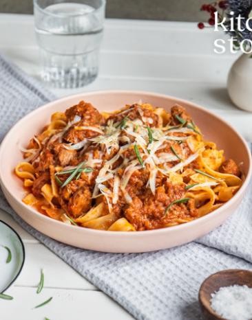 Schweinefleischragout mit Fenchel auf einem Teller angerichtet.