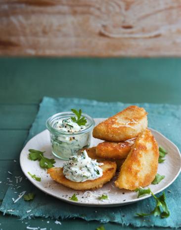 Sellerieschnitzel mit Dip auf Teller