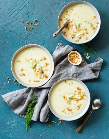 Selleriesuppe in drei Schalen verteilt.