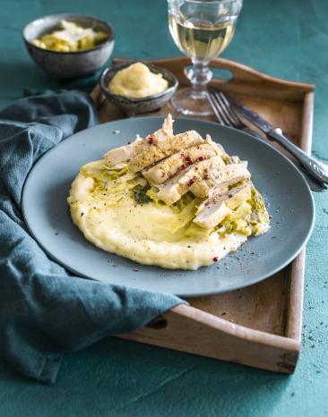 Gegartes Hähnchenfilet auf Stampf mit Sauce.