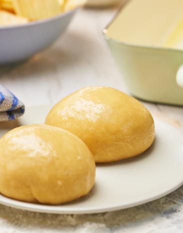 Zwei Strudelteige auf einem Teller.