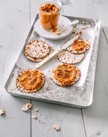 Tomaten-Karotten-Aufstrich in Glas und auf Knäckebrot.