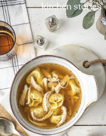 Tortellini-Hühner-Suppe in einer Suppenschale.