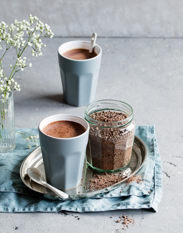 Trinkschokoladen-Pulver als heiße Schokolade in einem Becher.