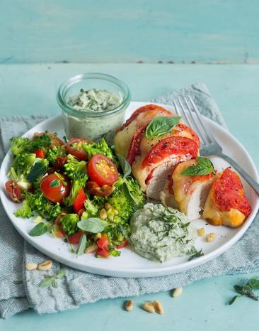 Überbackenes Tomate-Mozzarella-Hähnchen mit Brokkolisalat und Basilikumdip