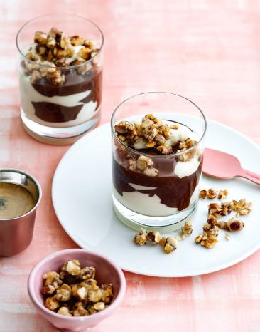 Vanille-Schoko-Dessert mit Haselnüssen
