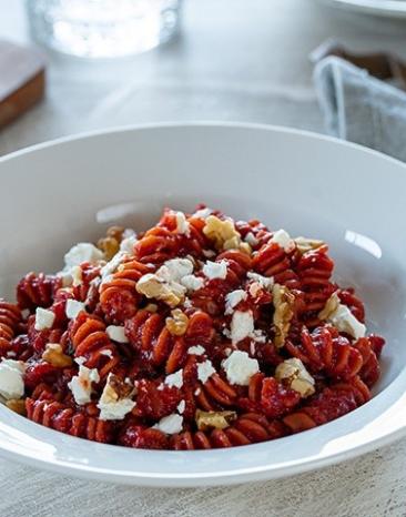 Nudeln auf einem Teller.