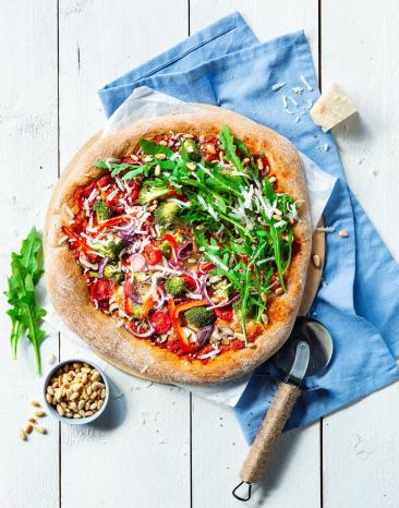 Vollkornpizza Green-Garden auf einem Tisch mit Tuch.