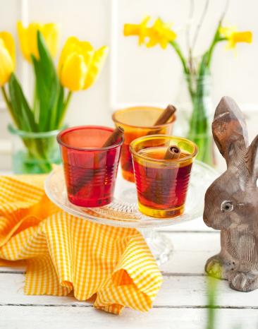 Wärmender Osterpunsch in Gläsern.