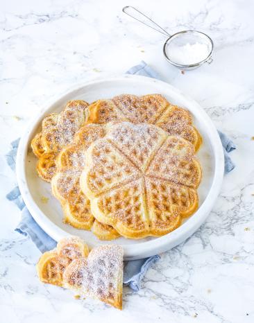 Mehrere Waffeln aus dem Cookit auf einem weißen Teller.