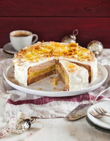 Angeschnittene Apfel-Torte auf einem Kuchenteller.