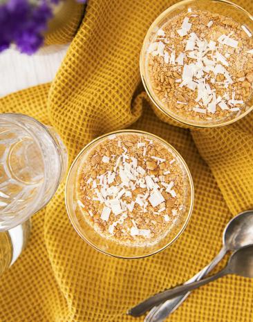 Weiße Schokoladenmousse mit Crunch in einem Glas.