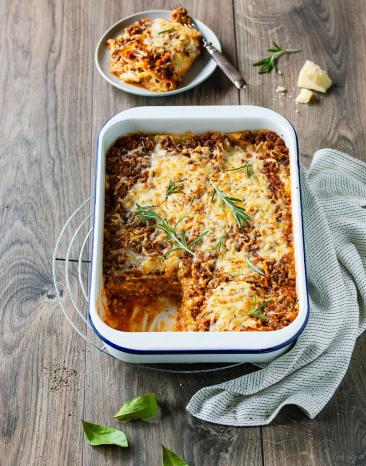 Lasagne in Auflaufform auf Tuch