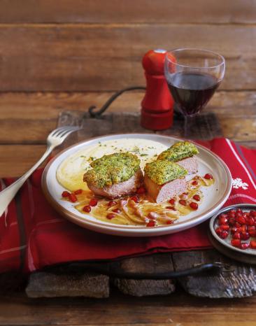 Wildschweinmedaillons mit Pinienkernkruste und cremiger Polenta