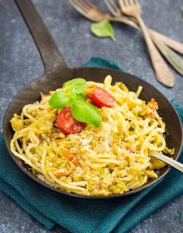 Wirsingpasta mit Kirschtomaten in der Pfanne