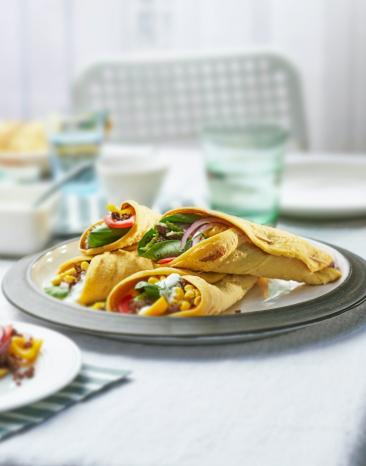 Wraps mit Lammfüllung und Bärlauchjoghurt auf einem Teller.