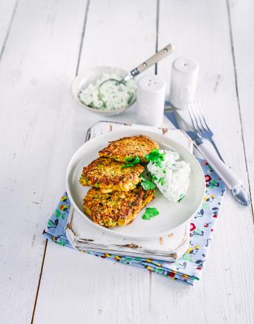 Zucchini-Karotten-Puffer mit Schafskäsedip