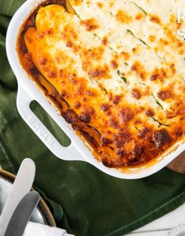 Zucchini-Rindfleisch-Lasagne in einer Auflaufform.