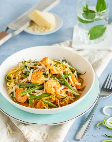 Zucchininudeln mit Garnelen und Soße